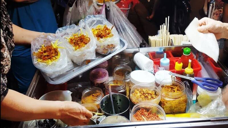 At Ky Con Walking Street, the night comes alive with sizzling seafood, grilled skewers, fresh sugarcane juice, and the laughter of locals and travelers alike